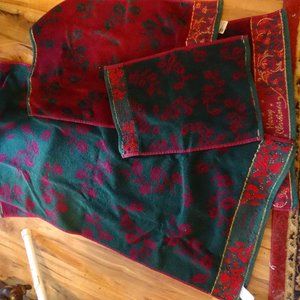 Set of 4 Xmas towels, 2 bath, 2 hand, dark red/green